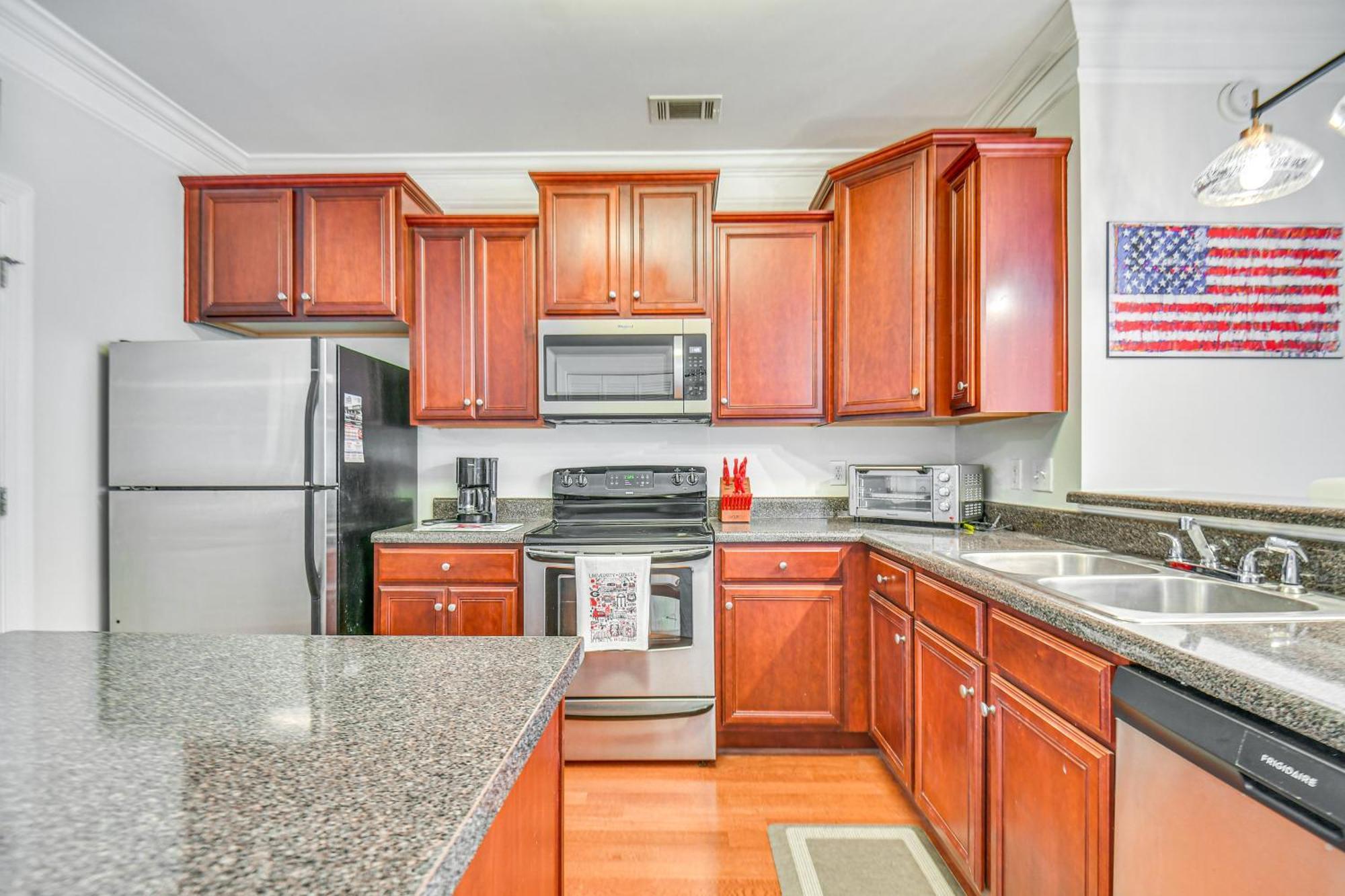 1 Mi To Uga Charming With Balconies!